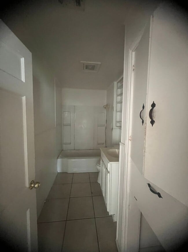 Building Photo - 4 Bedroom House