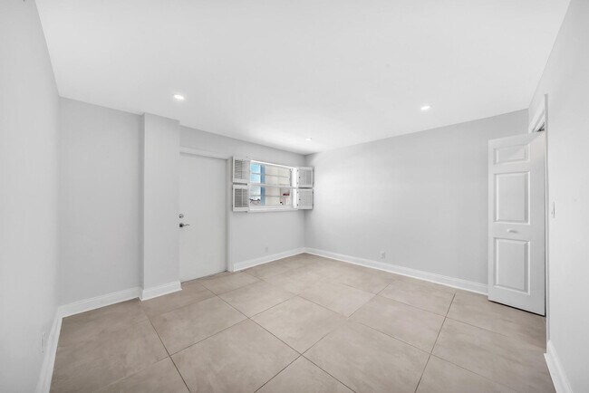 Building Photo - 3051 NE 48th St