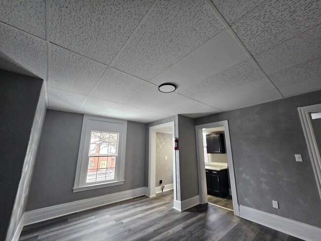 Building Photo - Newly update 2 bedroom 1 bath apartment fo...