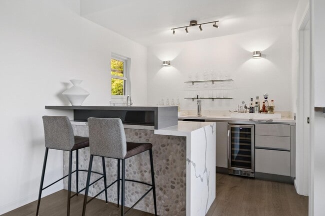 Building Photo - 6 Friars Ln