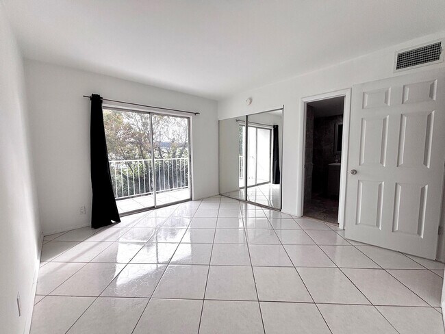 Building Photo - 1407 NE 56th St