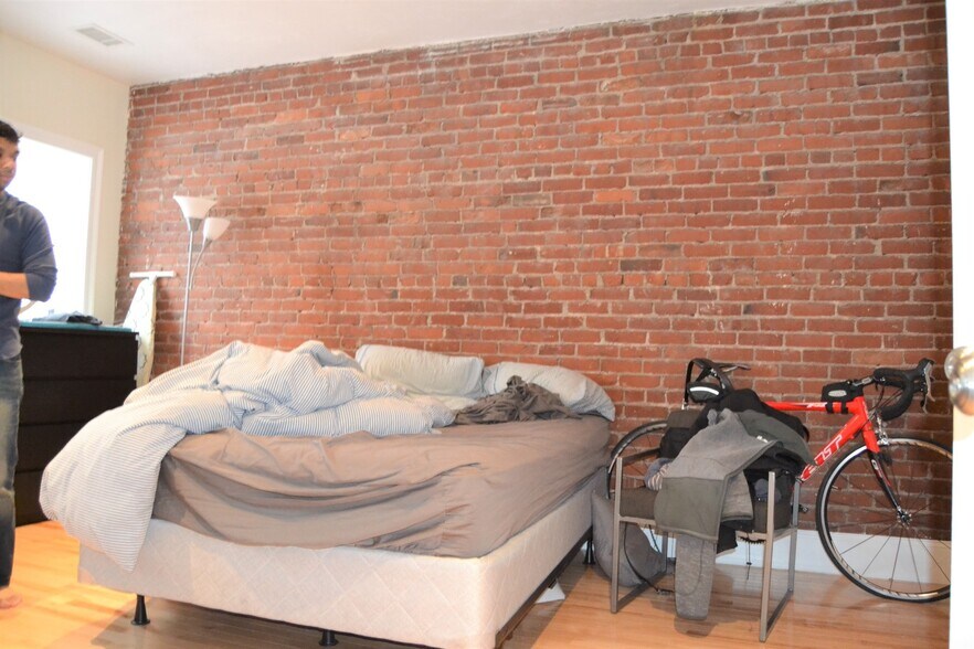 Building Photo - 1203 Beacon St