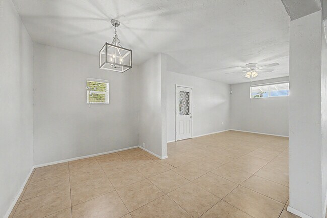 Building Photo - 2514 E Campbell Ave