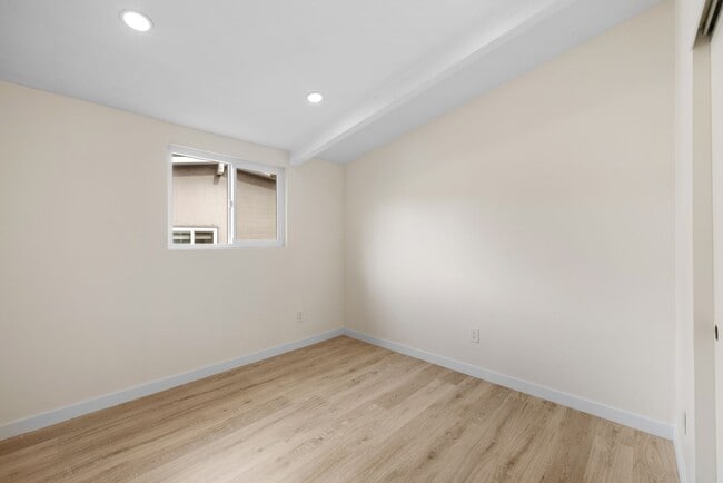 Building Photo - Beautiful 4BD/2BA on Baja!! Great backyard space with turf & fire pit!!