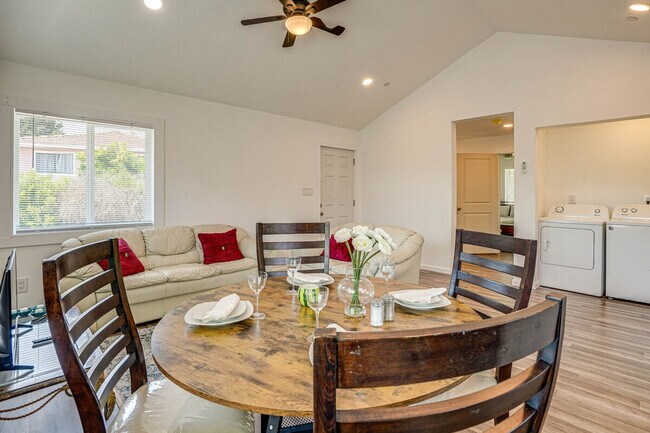 Building Photo - 1120 Sunrise Hill