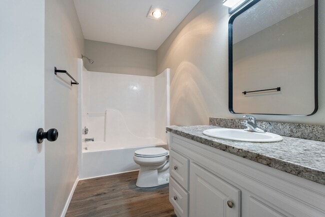 Building Photo - 4 bedroom/2.5 bathroom available in SE Portland