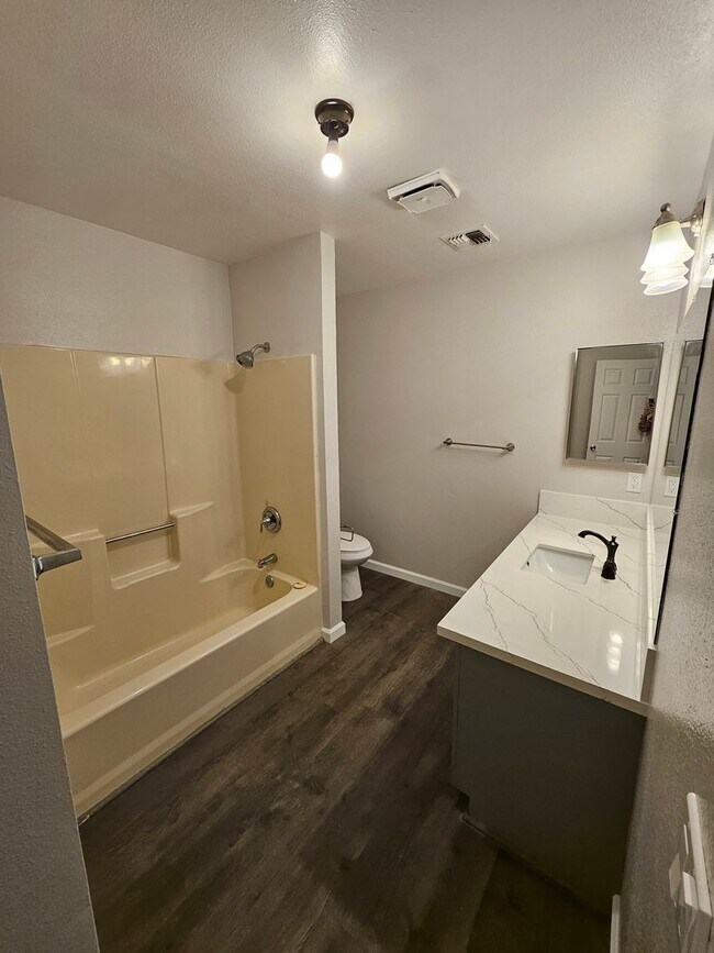 Building Photo - 3 Bdrm House with Fireplace !!