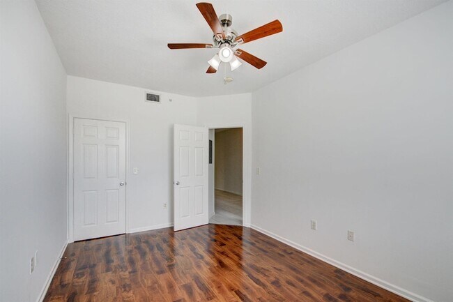 Building Photo - 2020 Greenview Shores Blvd