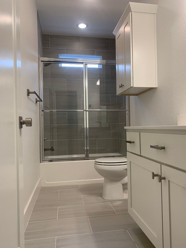 Building Photo - Like New Four Bedroom Three Bath in NW Fay...