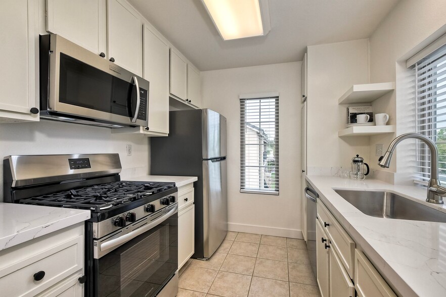 Building Photo - 10910 Summerdale Way