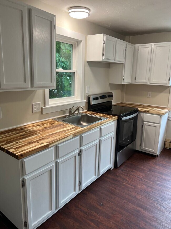 Building Photo - 5 Elm St