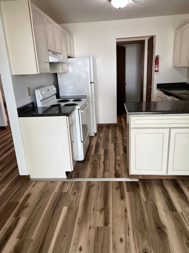 Building Photo - 4 Bedroom, 1.5 Bathroom Duplex Home Near I...