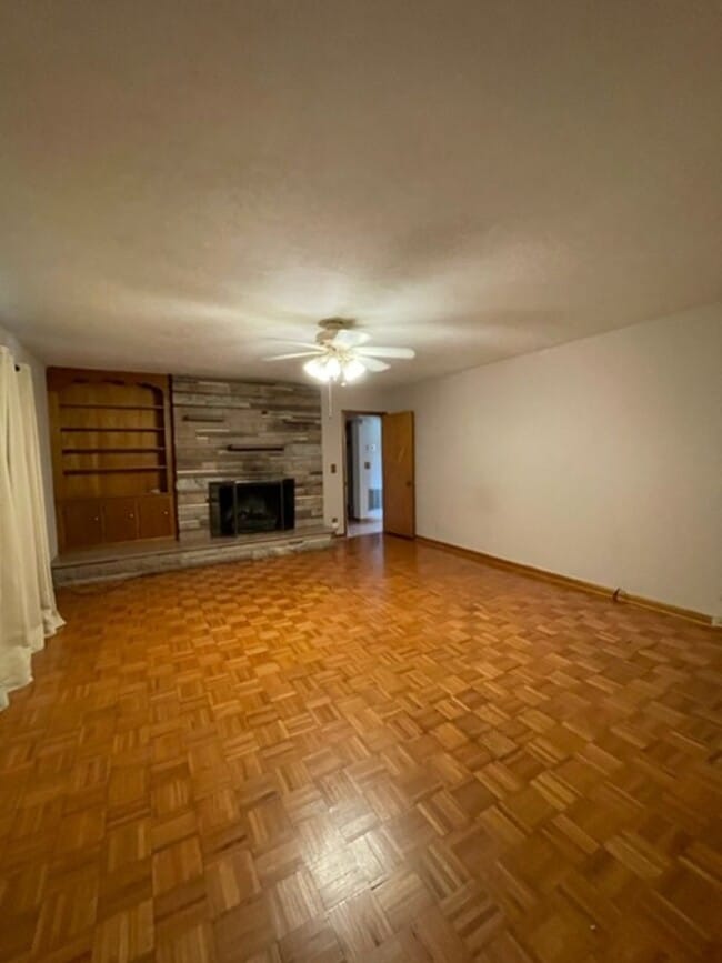 Building Photo - Alcoa 37701 - 3 bedroom, 2 bath ranch home with a carport - Contact Debra Johnson (865) 591-8281