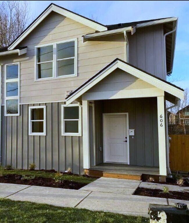Building Photo - 3 Bed, 2.5 Bath Available in September!