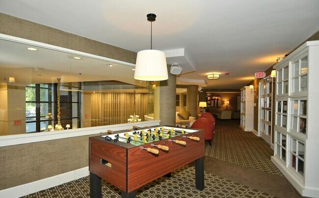 Building Photo - Spacious 2BD/1BA Condo with Glorious Views!