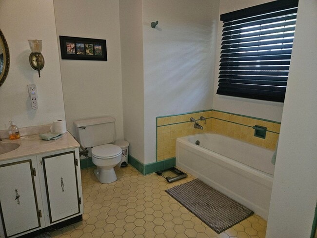 Building Photo - 5bd 5ba Stunning Home