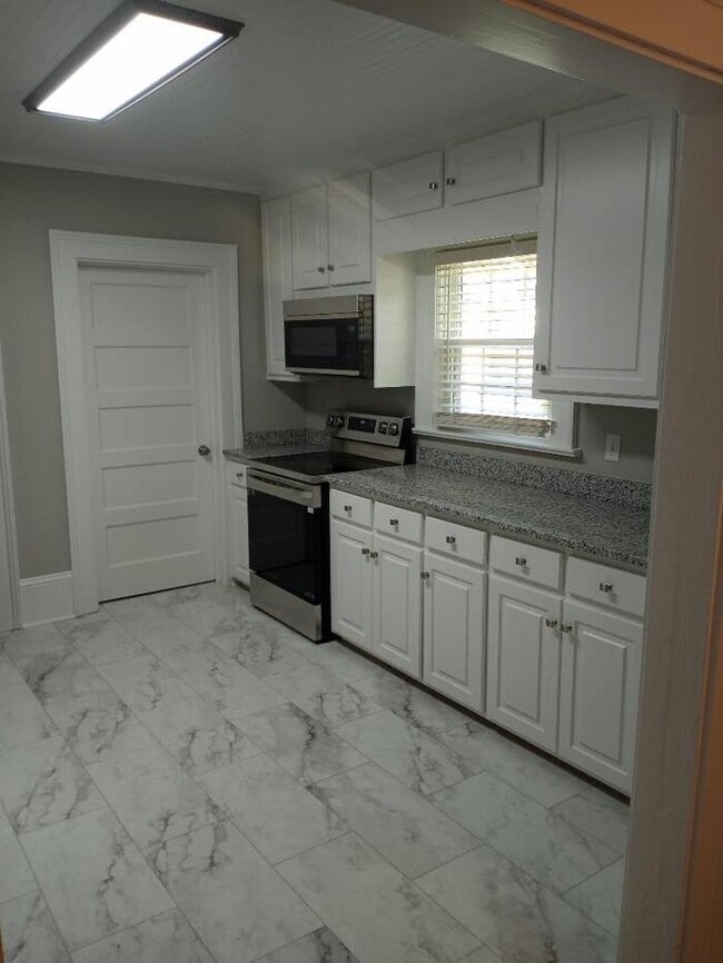 Building Photo - 3 bedrooms 2 Bathrooms