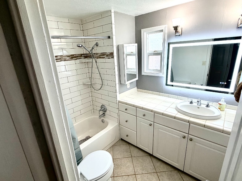 Building Photo - 220 E Home St