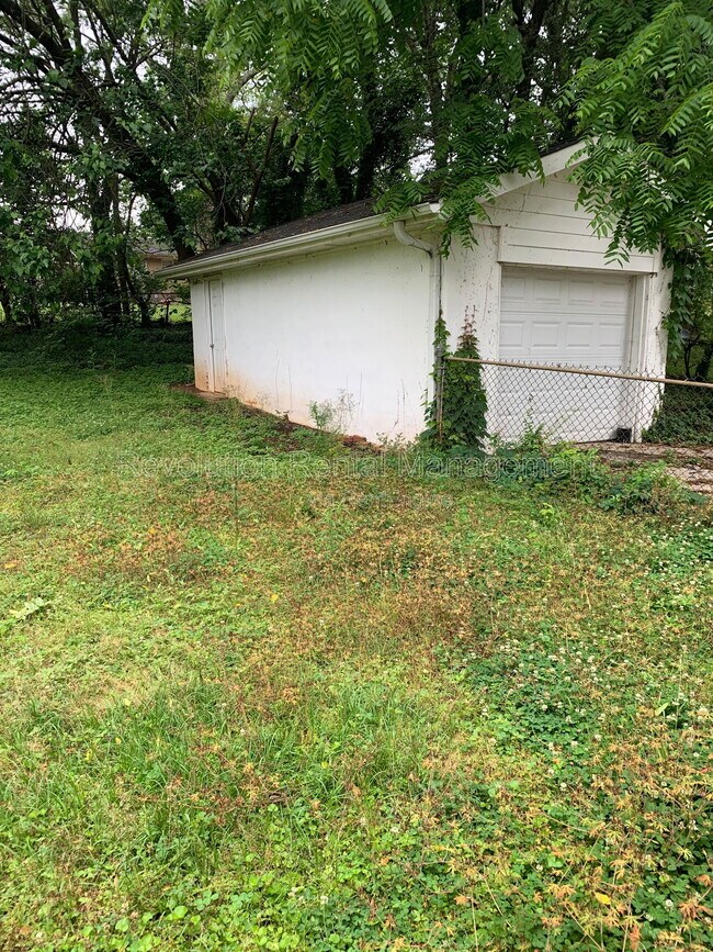 Building Photo - 2715 Larkspur Dr SE