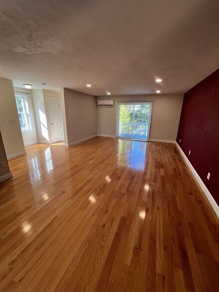 Building Photo - 8 Sugar Maple Ln