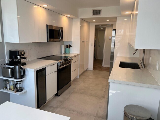 Building Photo - 2751 S Ocean Dr