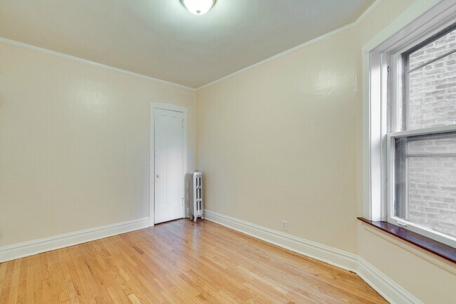 Building Photo - 1434 W Thorndale Ave