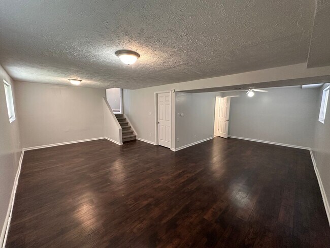 Building Photo - Beautiful 3 bed (Possibly 4 bed) with 2.5 baths Home located in Warren Township