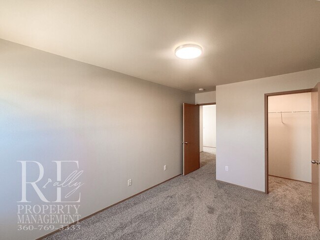 Building Photo - 2290 SW Siskin Cir