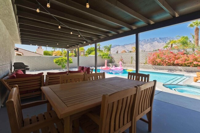Building Photo - Modern home w Private Pool, Spa, Pets Welc...