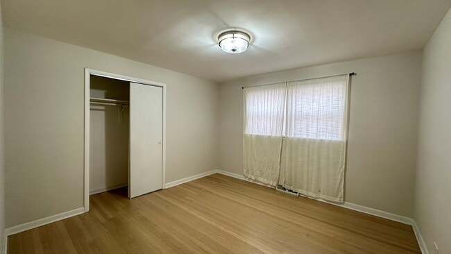Building Photo - 7532 W Ainslie St