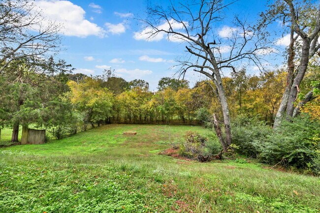 Building Photo - 3 Bedroom and 2 Bathroom with Finished Basement near Fort Campbell