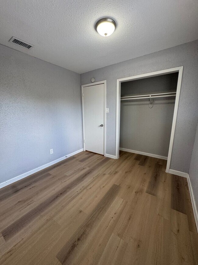 Building Photo - 11217 Pender Ln