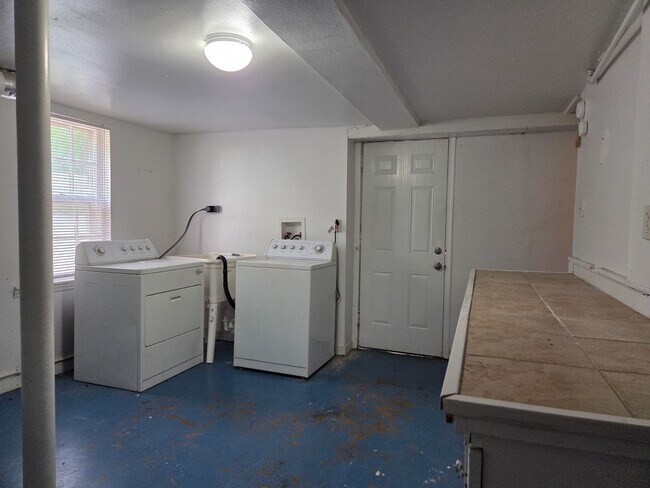 Building Photo - 1027 Holland Ave