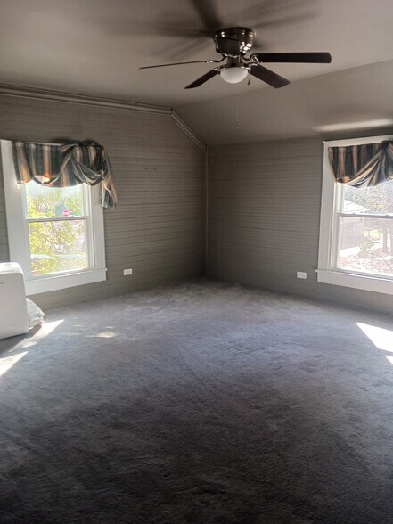 Building Photo - 323 Sortwell St