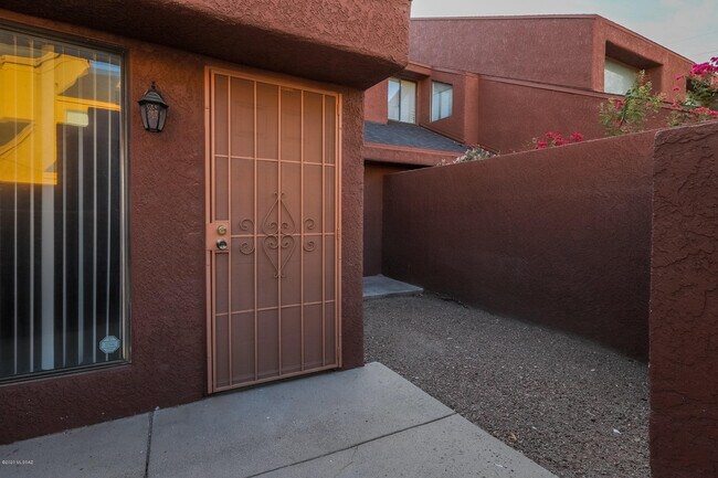 Building Photo - 4021 N Weimer Pl