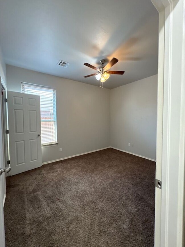 Building Photo - 3br 2ba duplex with 2 car garage!