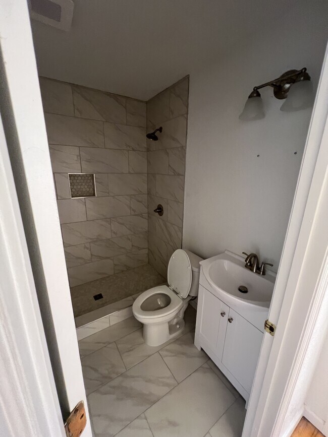 Building Photo - 607 Snow St