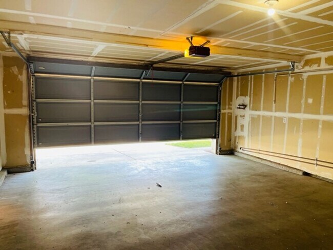 Building Photo - Close to freeway and shopping