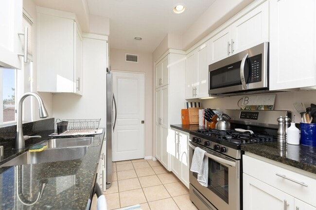 Building Photo - 2 Bed 2 Bath Condo (Avail. 12/1)