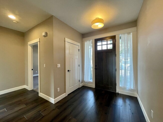 Building Photo - Beautiful Single Story Home!! 3 bed/2 bath with Open Floor Plan and Large Yard!!