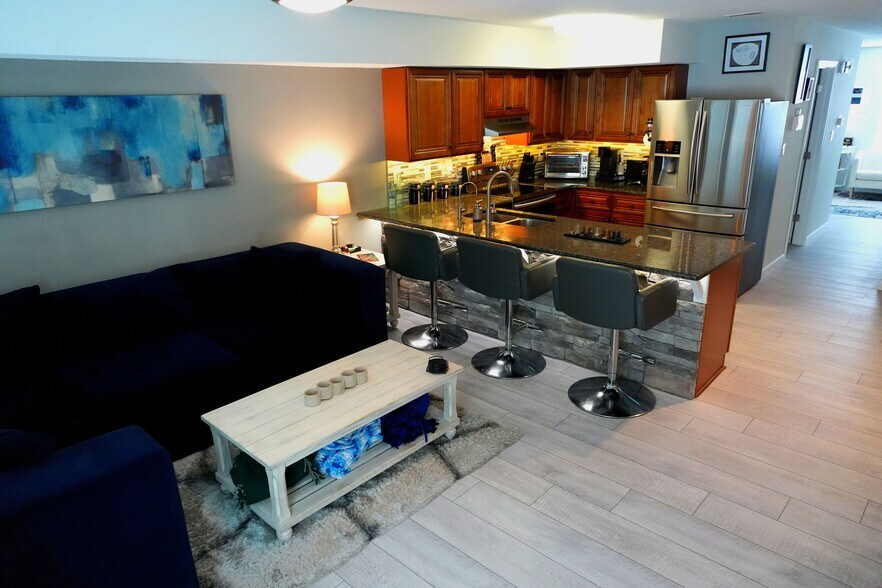 Building Photo - 932 Kingsbury Dr