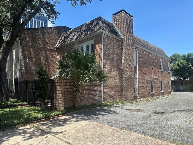 Building Photo - 2202 Welch St