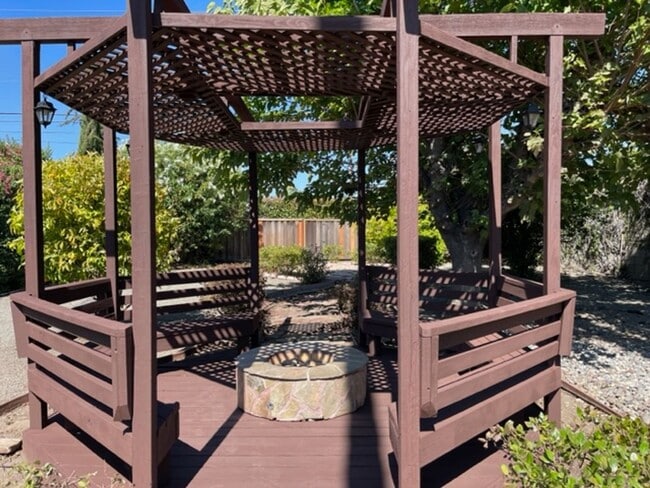 Building Photo - Wonderful 4 bedroom, single level home in ...