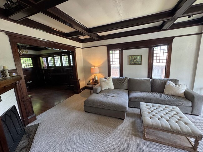 Building Photo - Beautiful Classic 4+ Bedroom 3,800 Sq. Ft....
