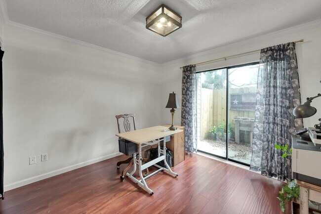 Building Photo - 3900 Aspen Dr