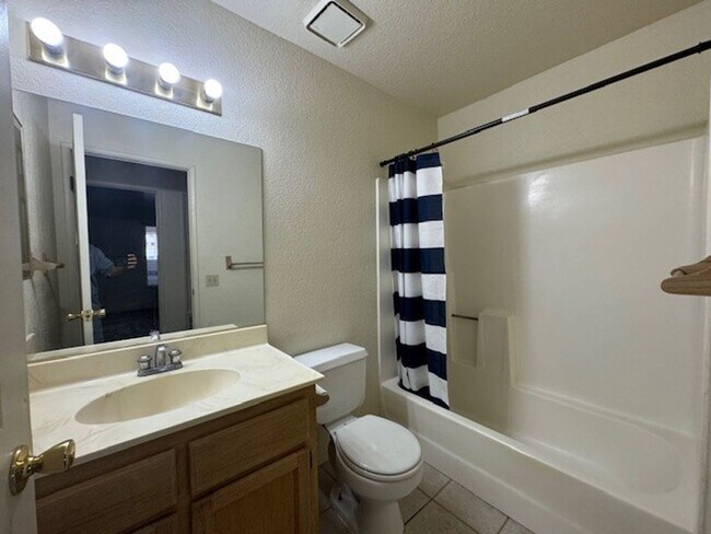 Building Photo - 2BR Condo w/Marina and Dock-Gated Waterfro...