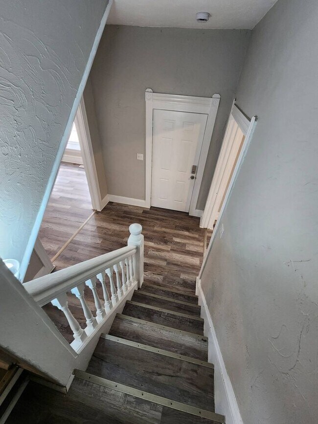 Building Photo - Charming 4-Bedroom Property in Prime Location (SECTION 8 VOUCHERS ACCEPTED)