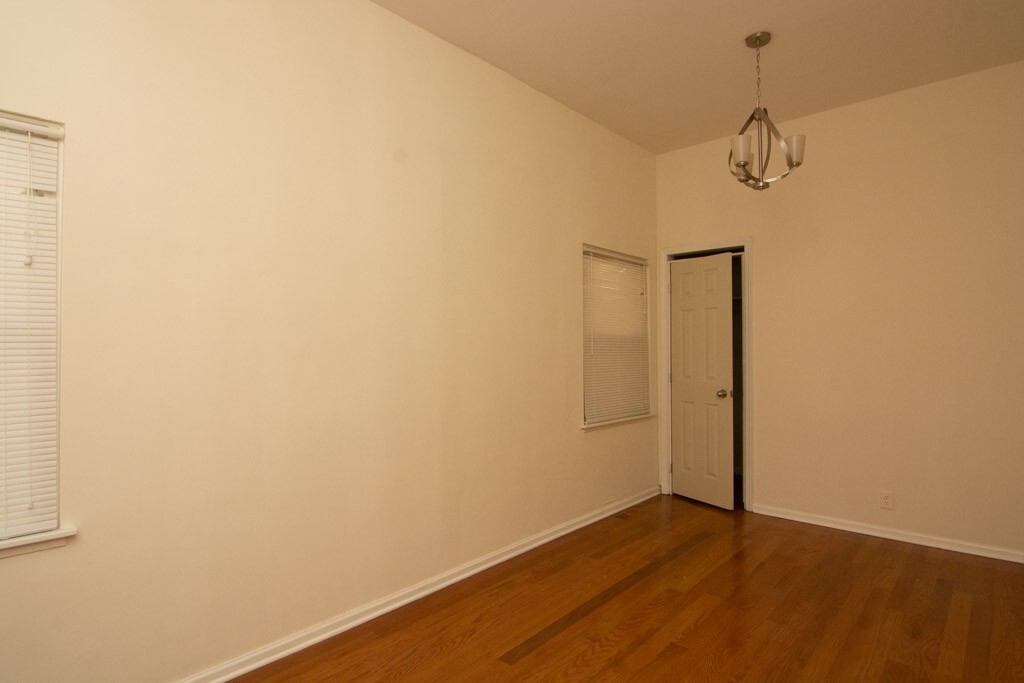 Building Photo - 2814 N Maplewood Ave