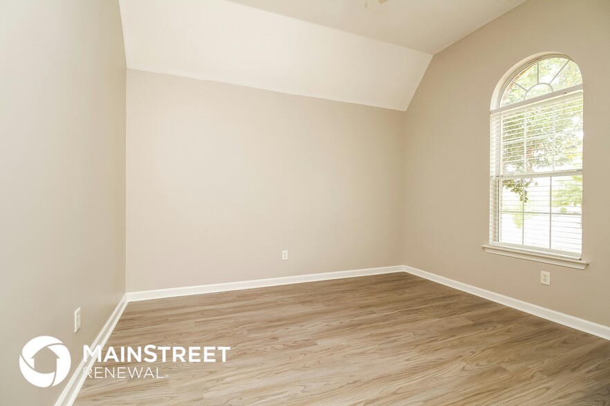 Building Photo - 3182 Pinetree Loop S