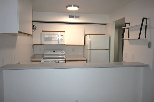 Building Photo - 2 Bedroom Condo For Rent